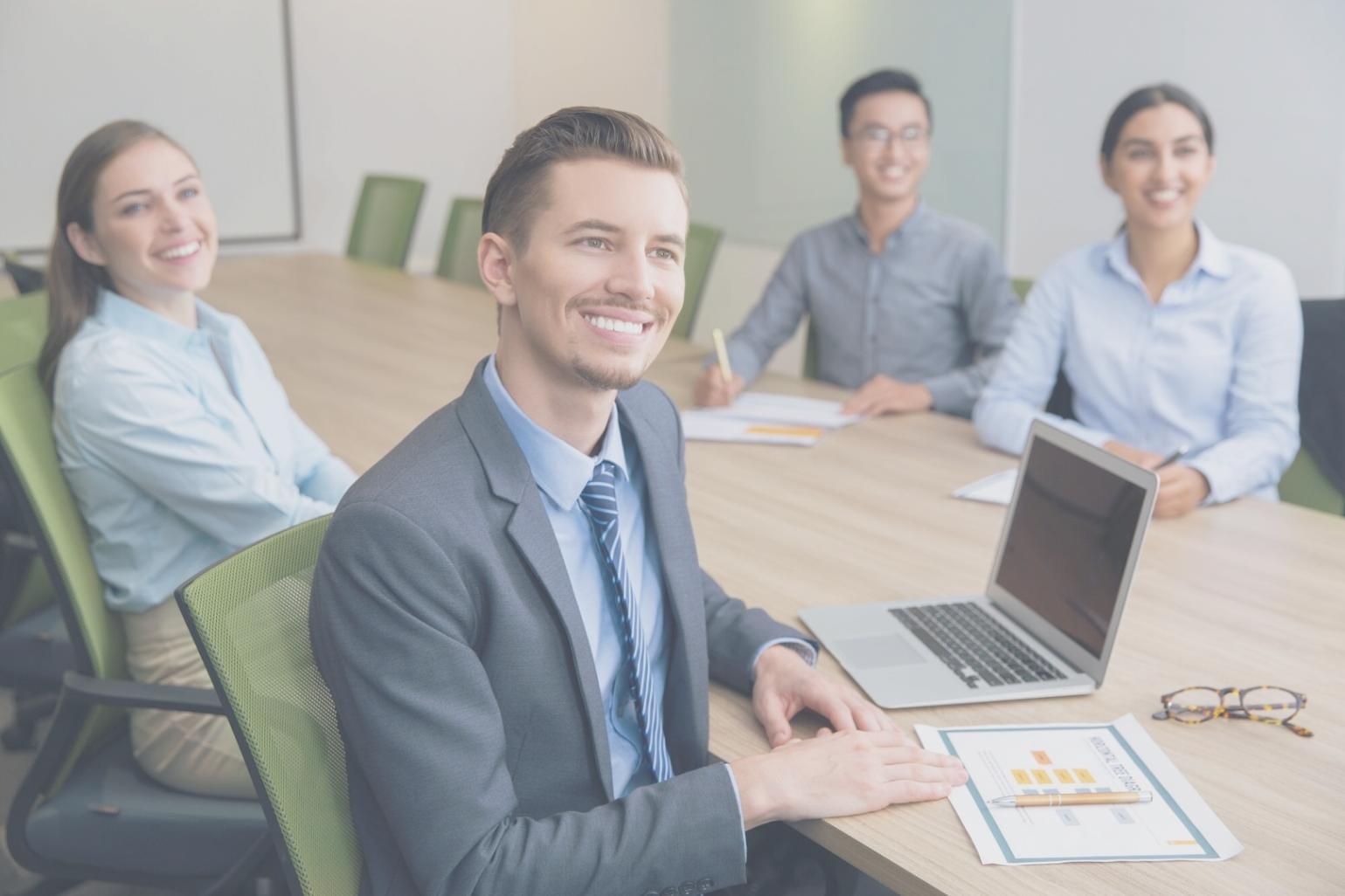 Profesionales analizando datos financieros