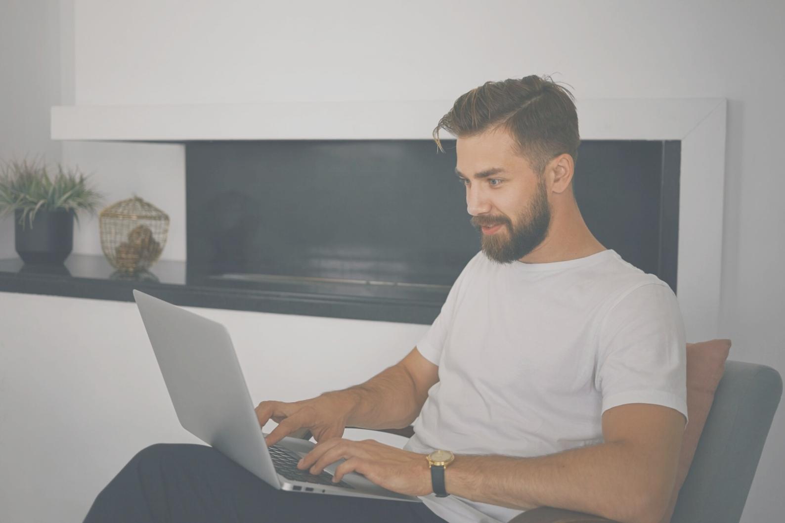 Equipo empresarial trabajando en análisis financiero colaborativo durante sesión práctica